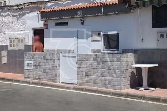 Terraza sobre la acera en la playa de Ojos de Gara/TA.